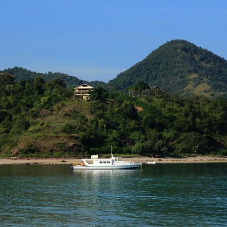 Merdeka House Maluk Bagian luar foto
