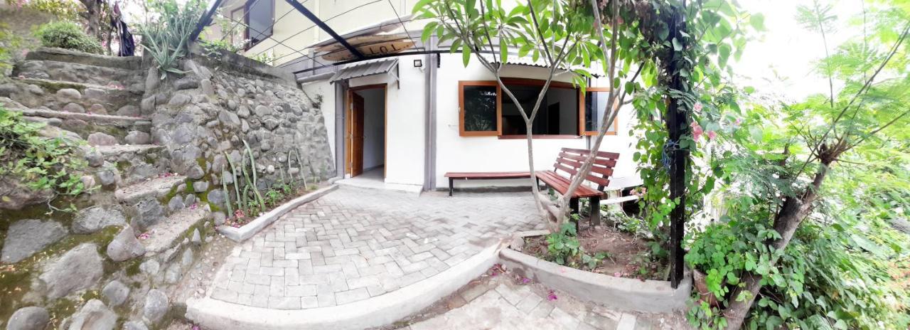 Merdeka House Maluk Bagian luar foto