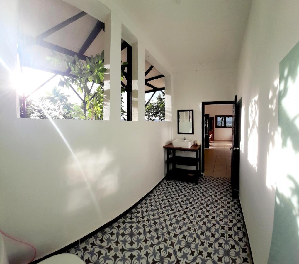Merdeka House Maluk Bagian luar foto