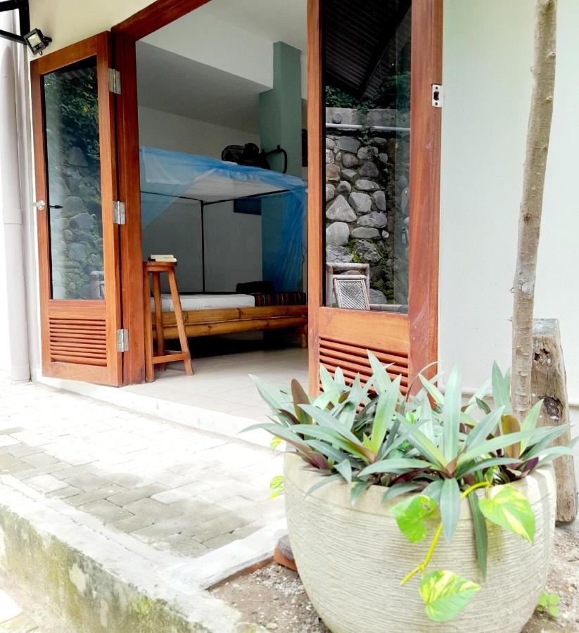 Merdeka House Maluk Bagian luar foto