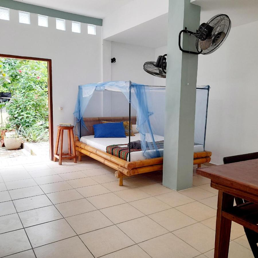 Merdeka House Maluk Bagian luar foto
