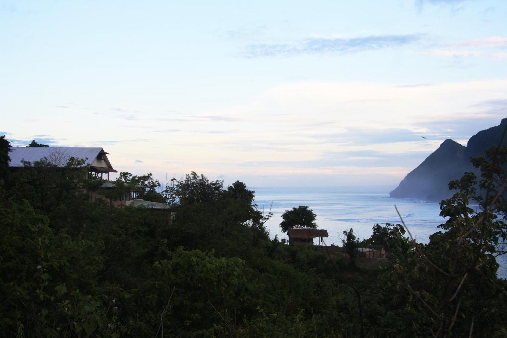 Merdeka House Maluk Bagian luar foto