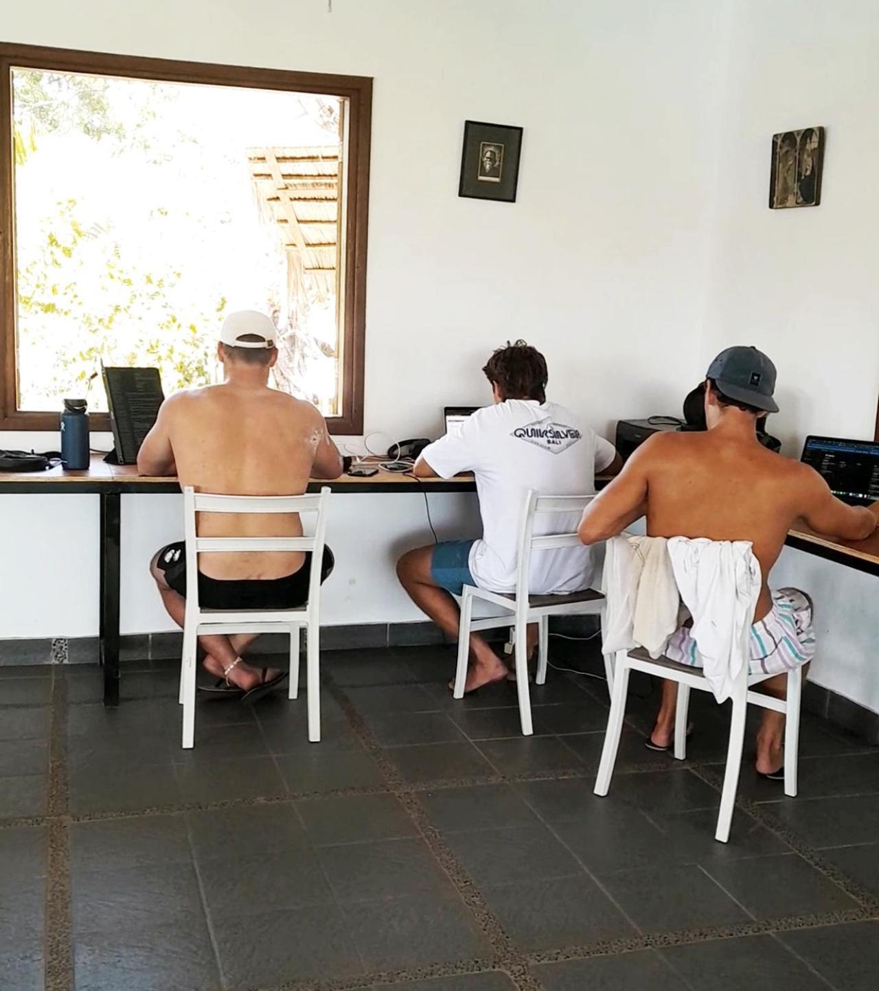 Merdeka House Maluk Bagian luar foto