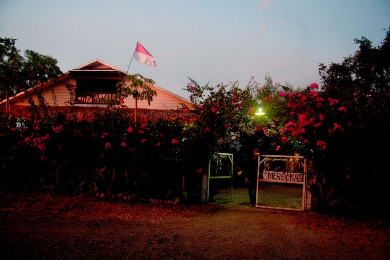 Merdeka House Maluk Bagian luar foto