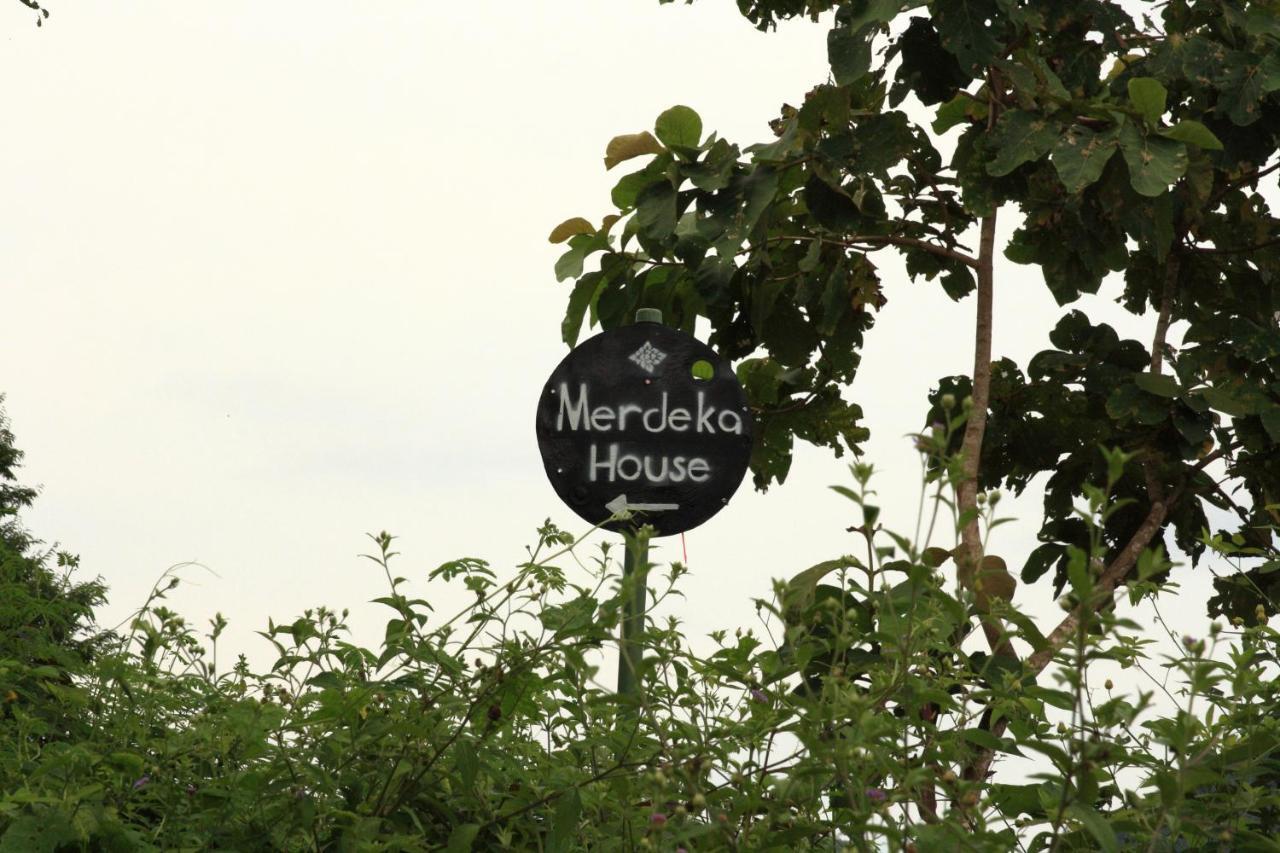 Merdeka House Maluk Bagian luar foto